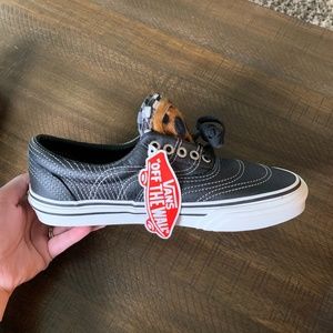 Vans Lux Era 3RA shoes Women’s 9 / Men’s 7.5